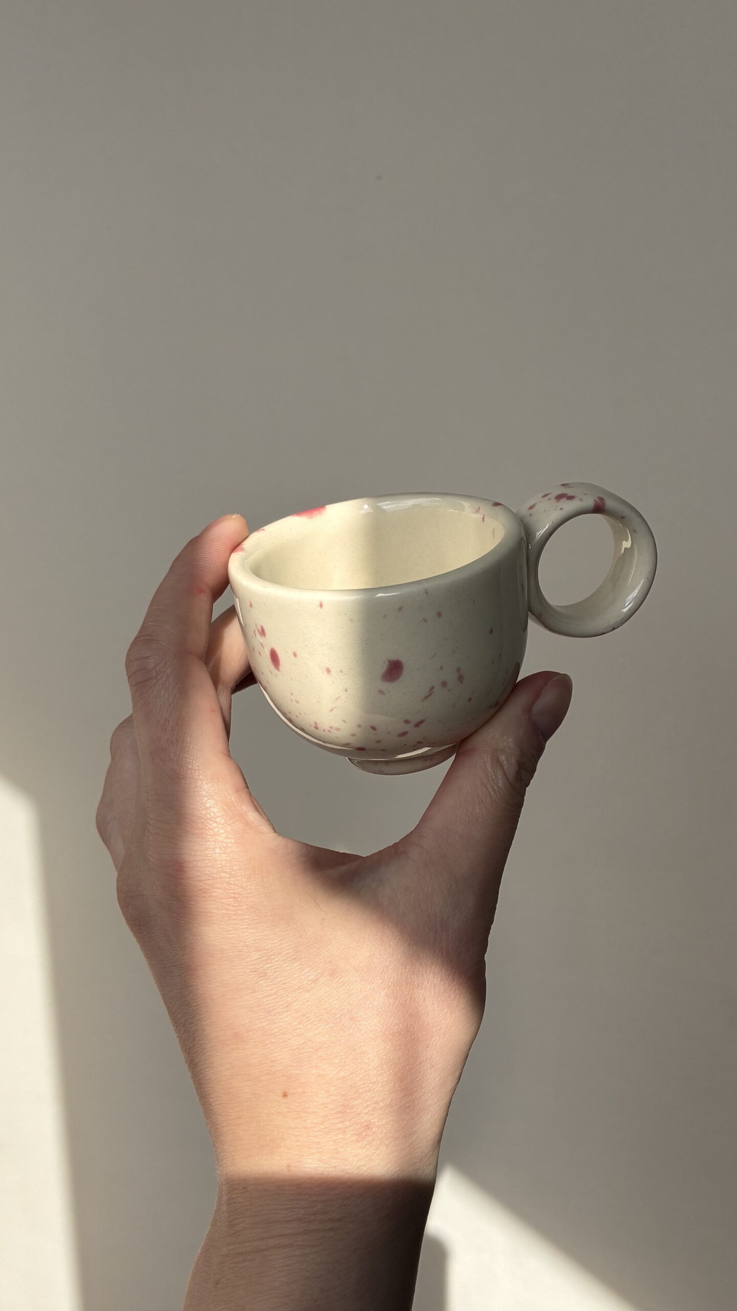 filiżanka do espresso z uchem 60 ml (różowe ciapki)